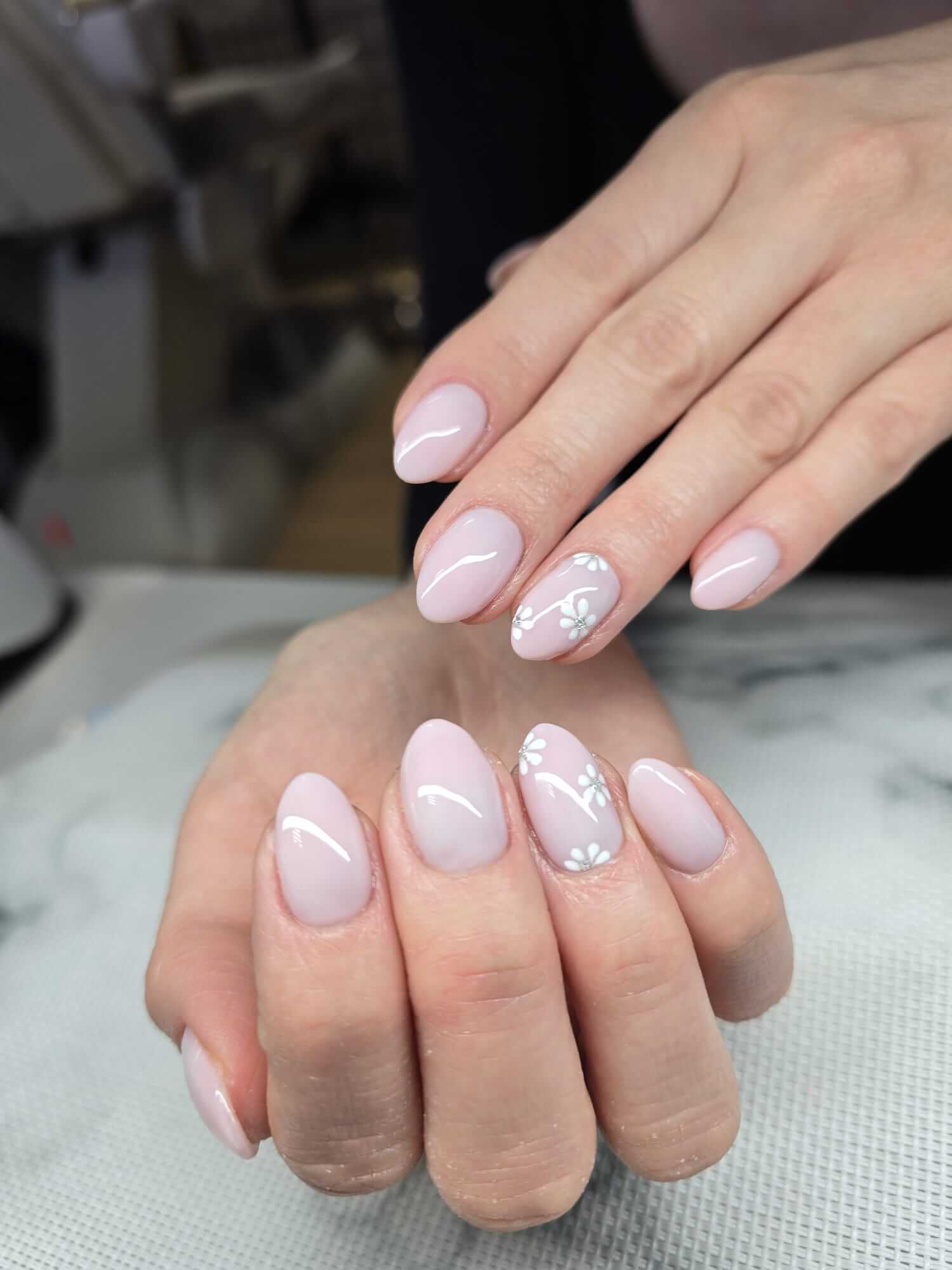 Manicure hybrydowy z delikatnym kwiatowym zdobieniem, Bliss Łańcut