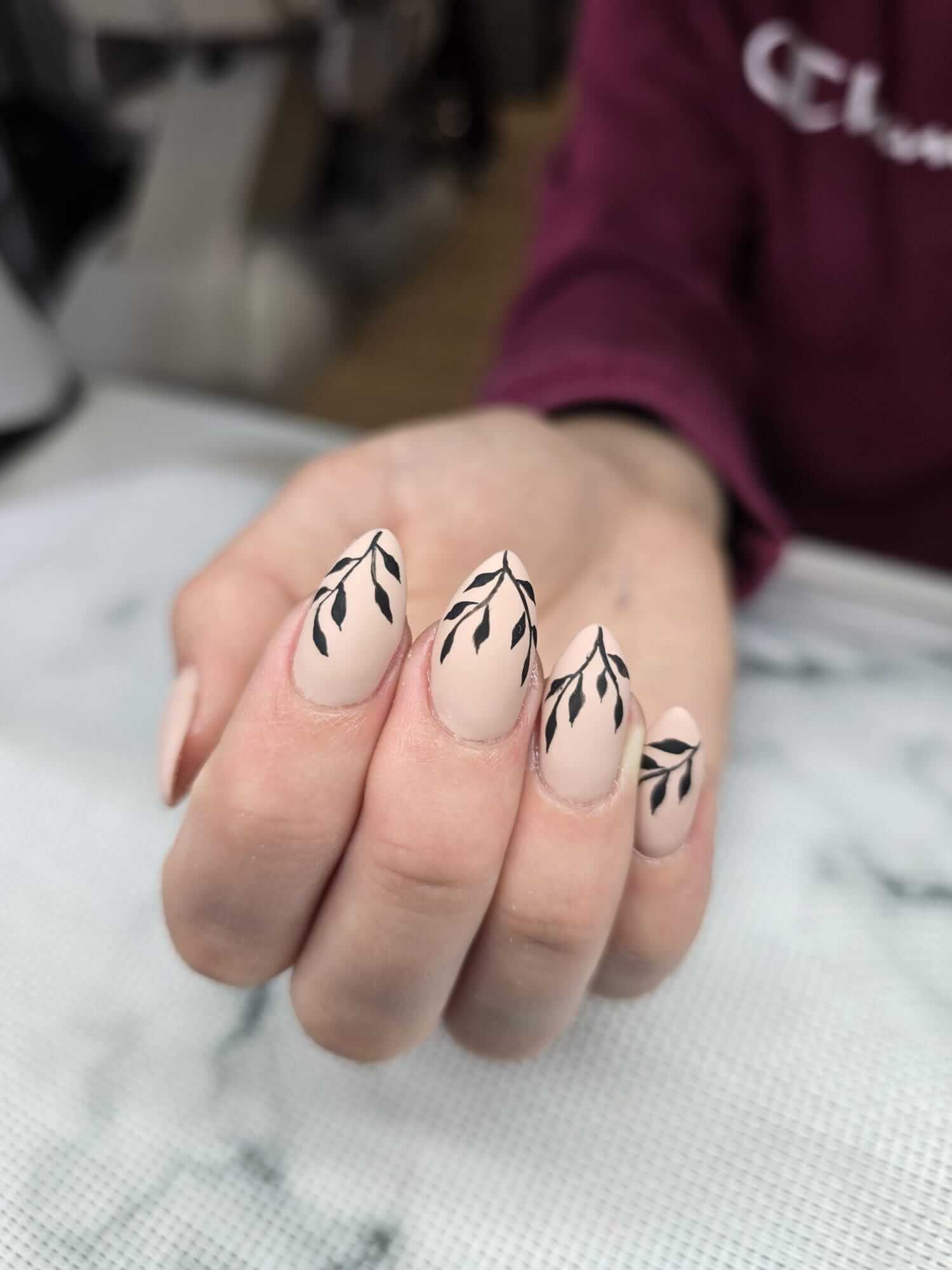 Manicure hybrydowy z ręcznie malowanymi gałązkami, Studio Urody Bliss Łańcut