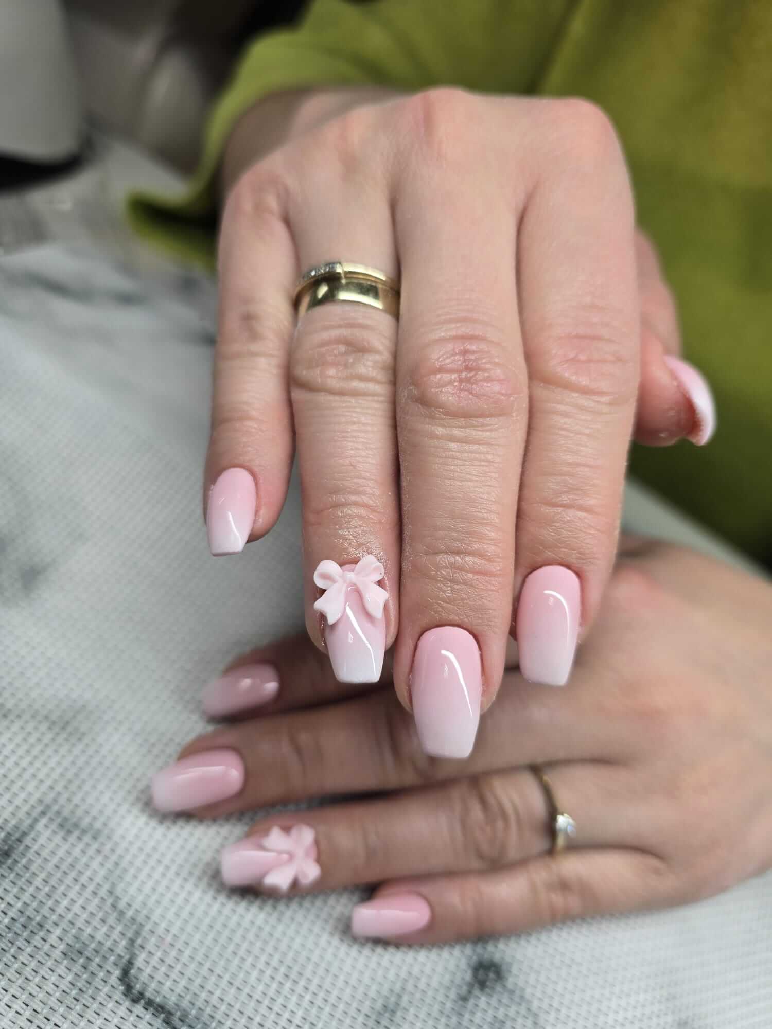 Manicure żelowy z ozdobną 3D kokardką, Bliss Łańcut